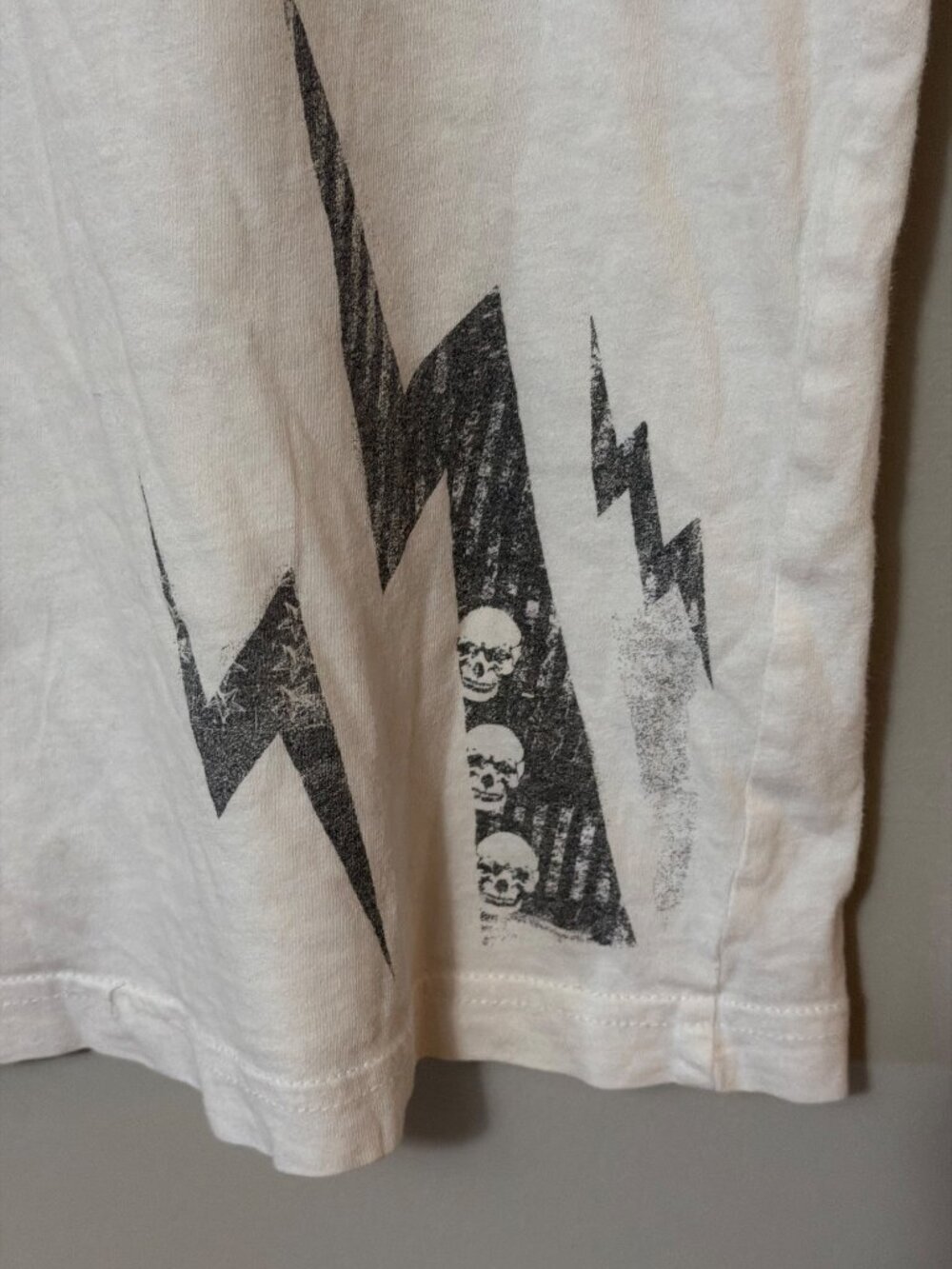 Y2K Express Mens Graphic V-Neck T-Shirt White Lightning Bolt Skull Design Small - Picture 3 of 6